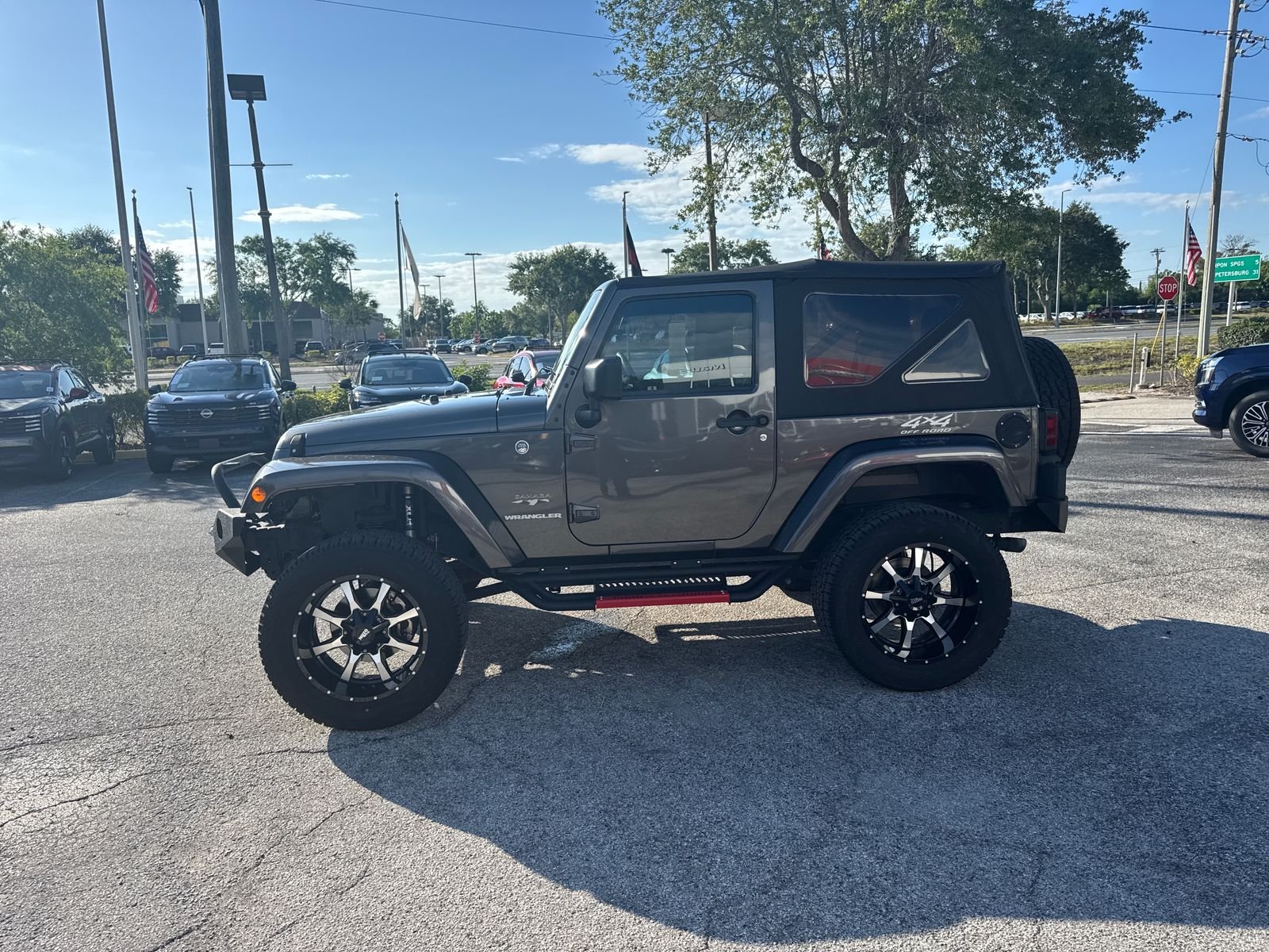 Used 2017 Gray Jeep Sahara image 8