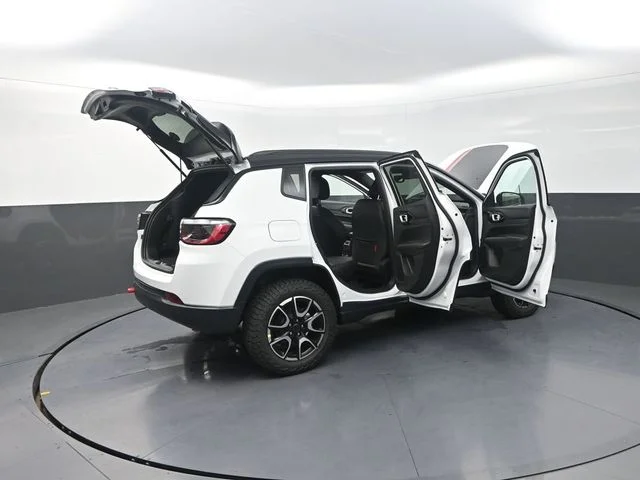 New 2026 Bright White Clear-Coat Exterior Paint Jeep Trailhawk image 35