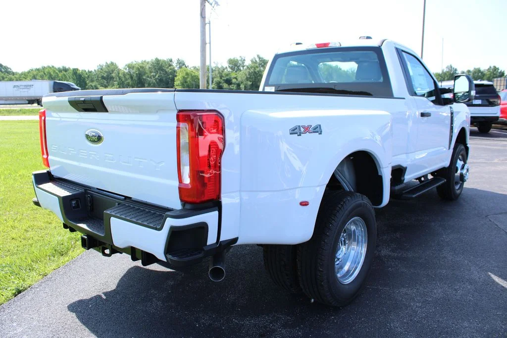 New 2026 Oxford White Ford F-350® XL image 15