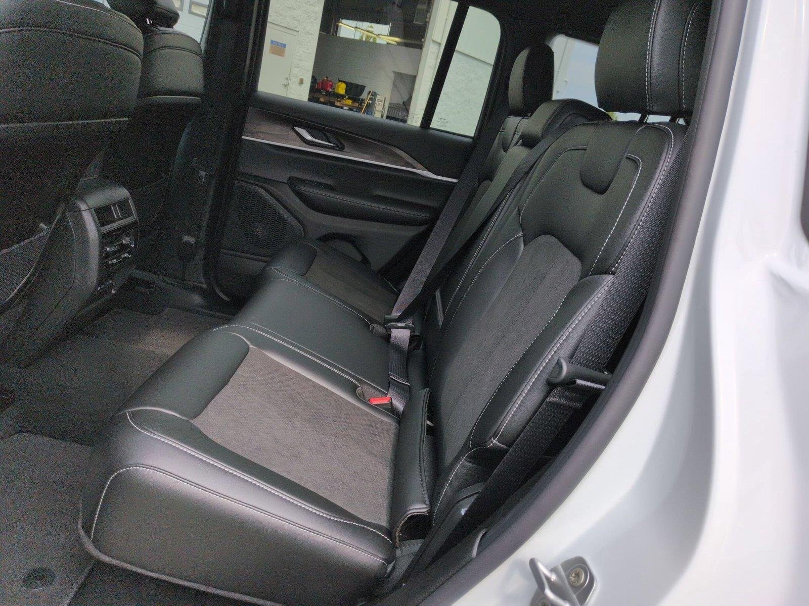 New 2026 Bright White Clear-Coat Exterior Paint Jeep Laredo Altitude image 33