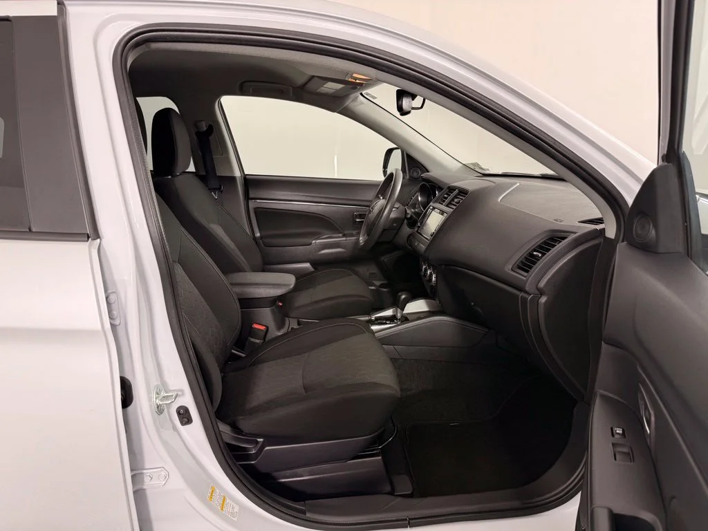 Used 2024  Mitsubishi 2.0 ES image 17