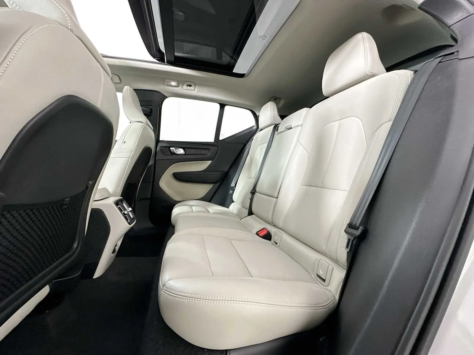 Certified Used 2025 Crystal White Volvo Plus image 23