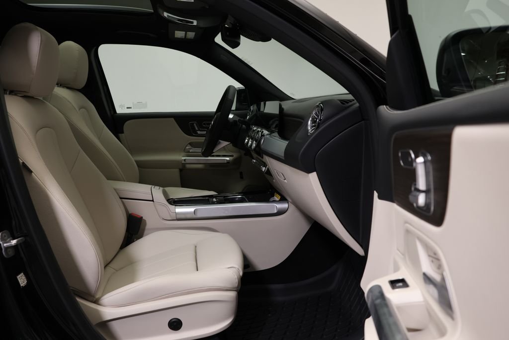 Used 2026 Night Black Mercedes-Benz GLB 250 image 49