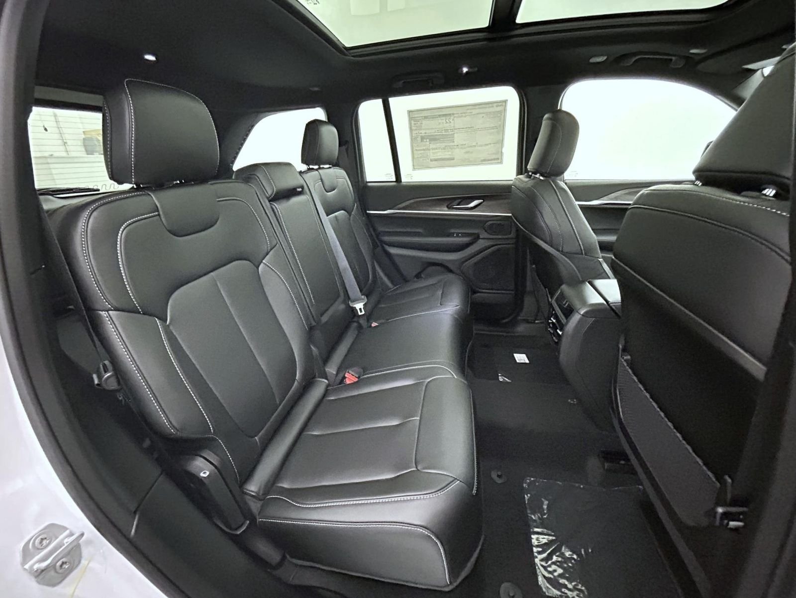 New 2026 Bright White Clear-Coat Exterior Paint Jeep Limited image 18