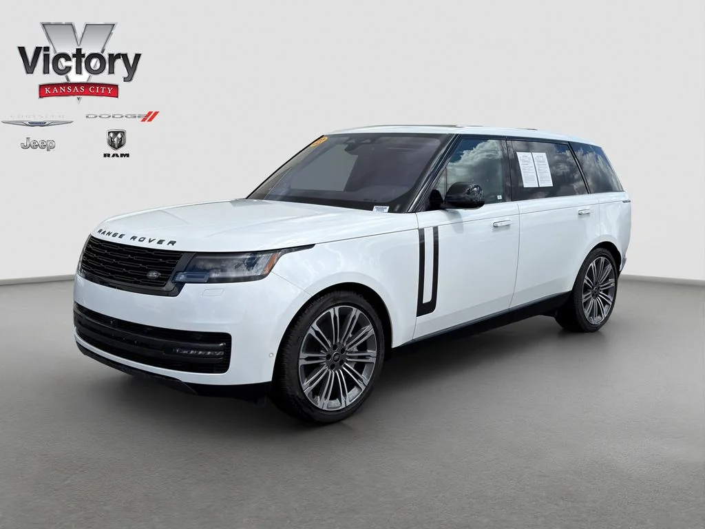 Used 2023 White Land Rover SE image 3