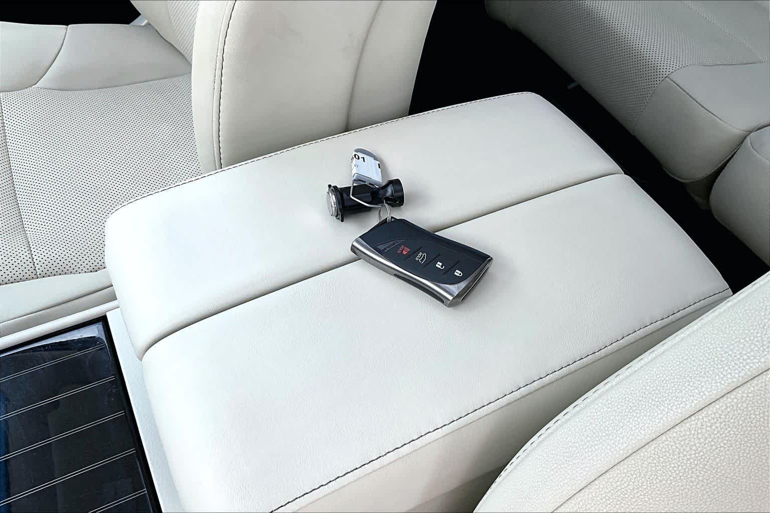 Used 2023 Eminent White Pearl Lexus Premium image 29