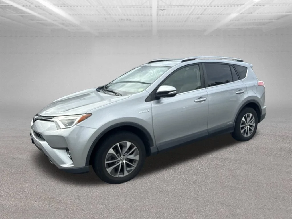 Used 2017 Silver Toyota XLE image 4