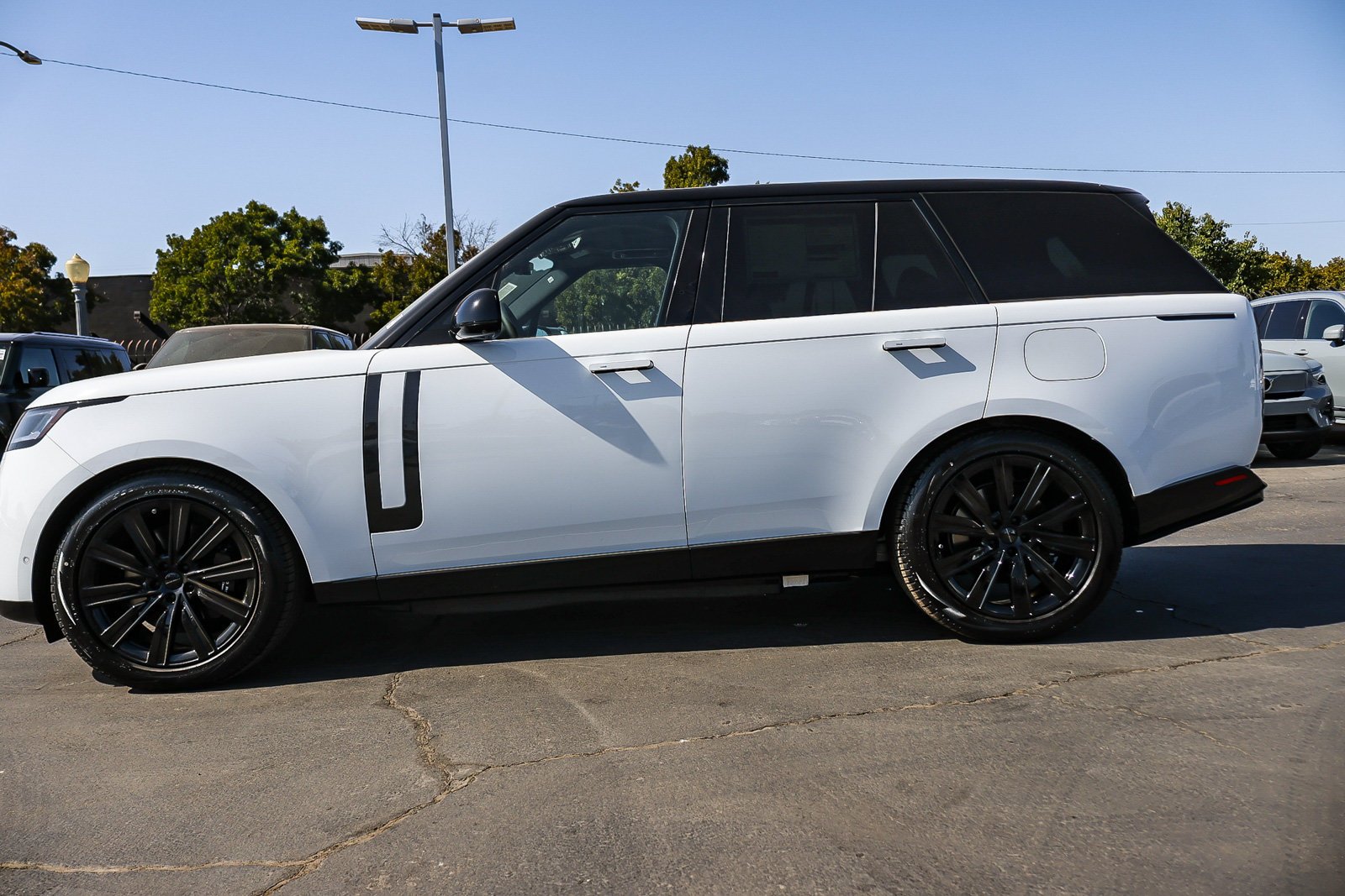 New 2026 Fuji White Land Rover SE image 5