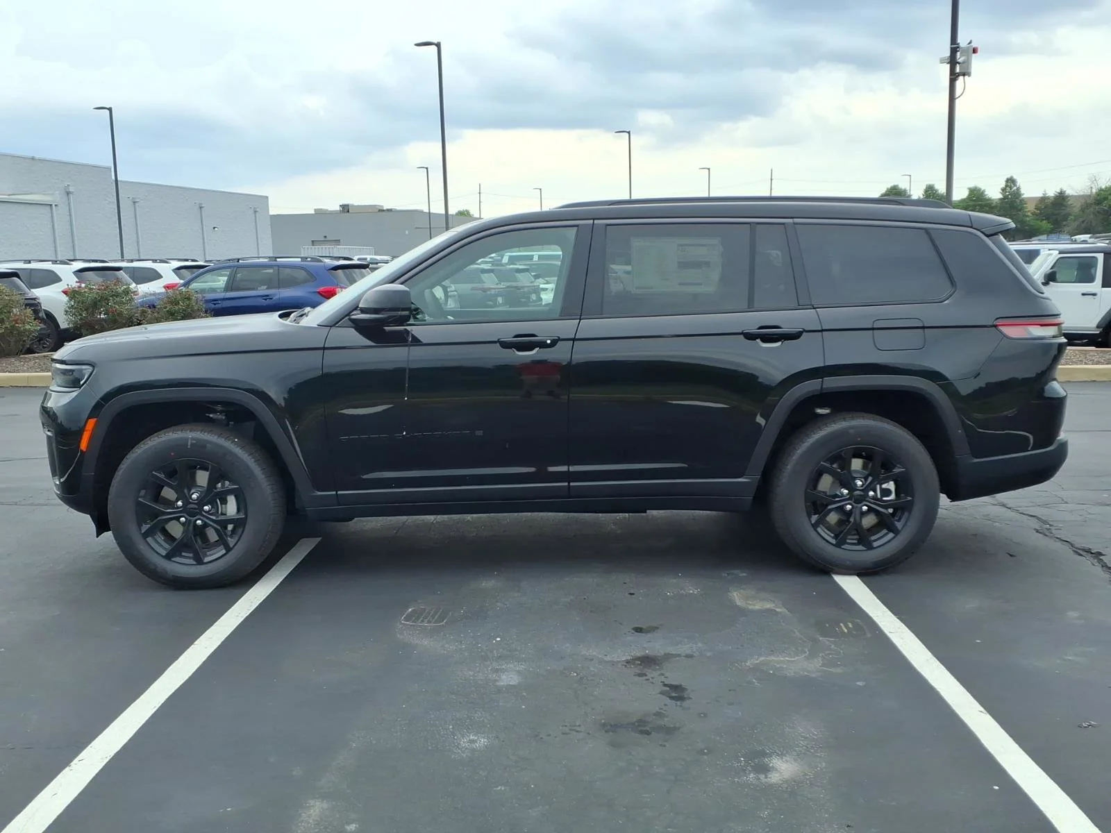 New 2026 Diamond Black Crystal Pearlcoat Jeep Laredo Altitude image 3
