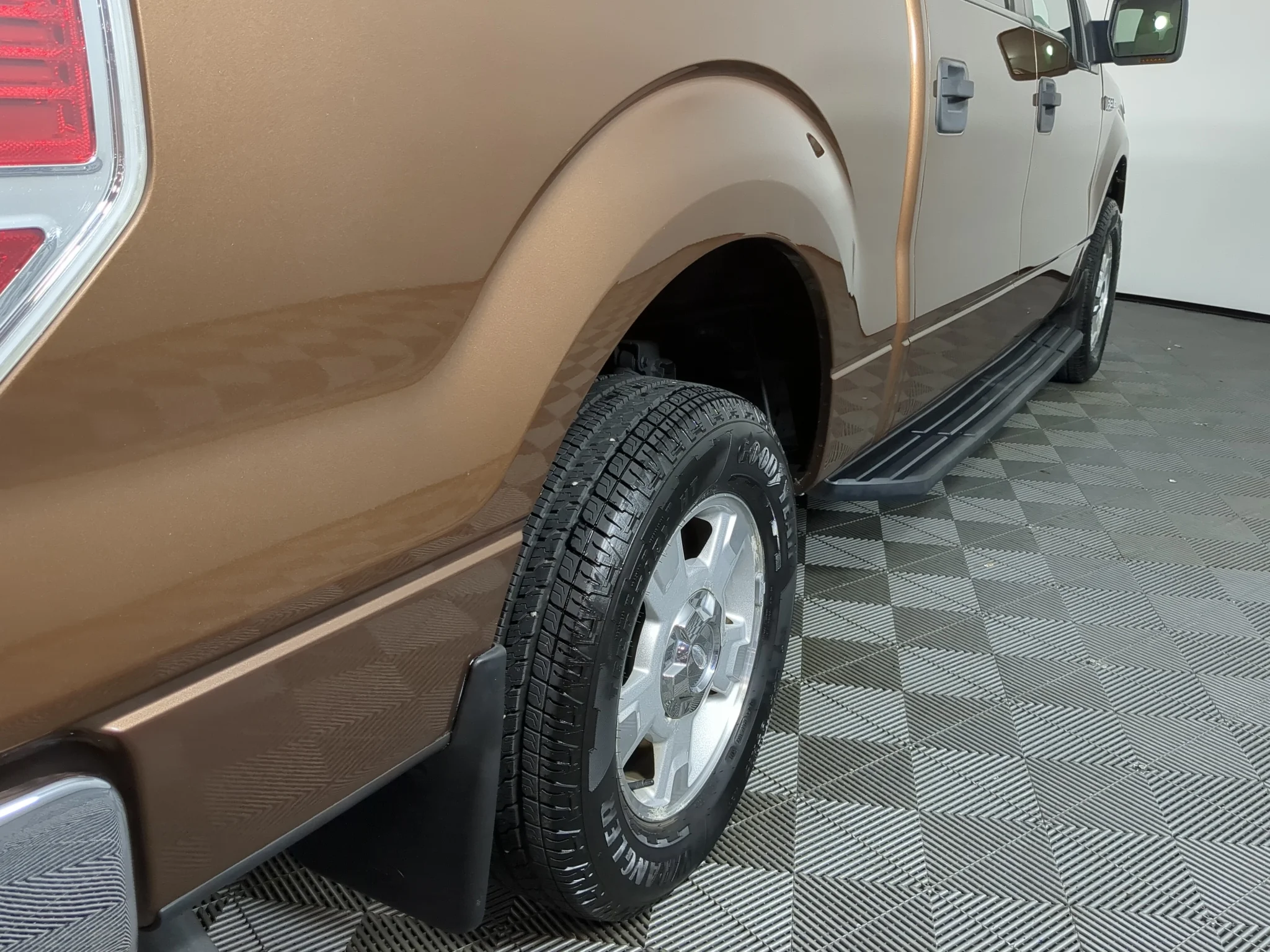 Used 2011 Golden Bronze Metallic Ford XLT image 9