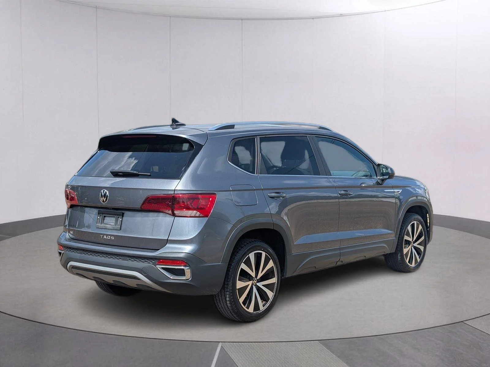 Used 2024 GRAY Volkswagen SE image 5