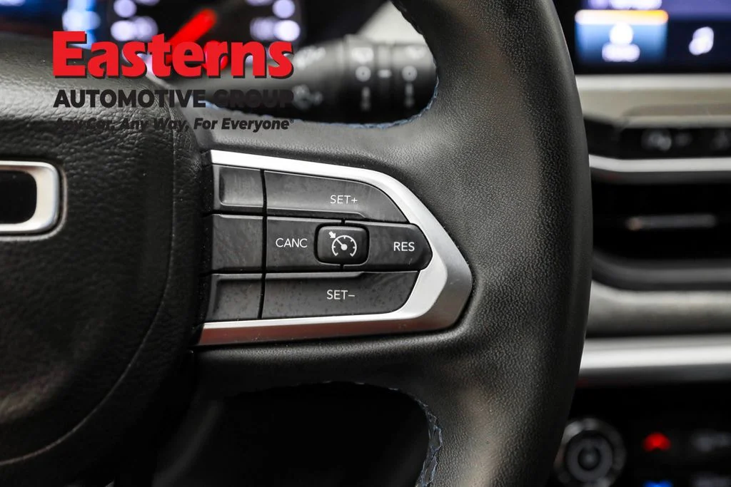 Used 2022 Silver Jeep Latitude image 16