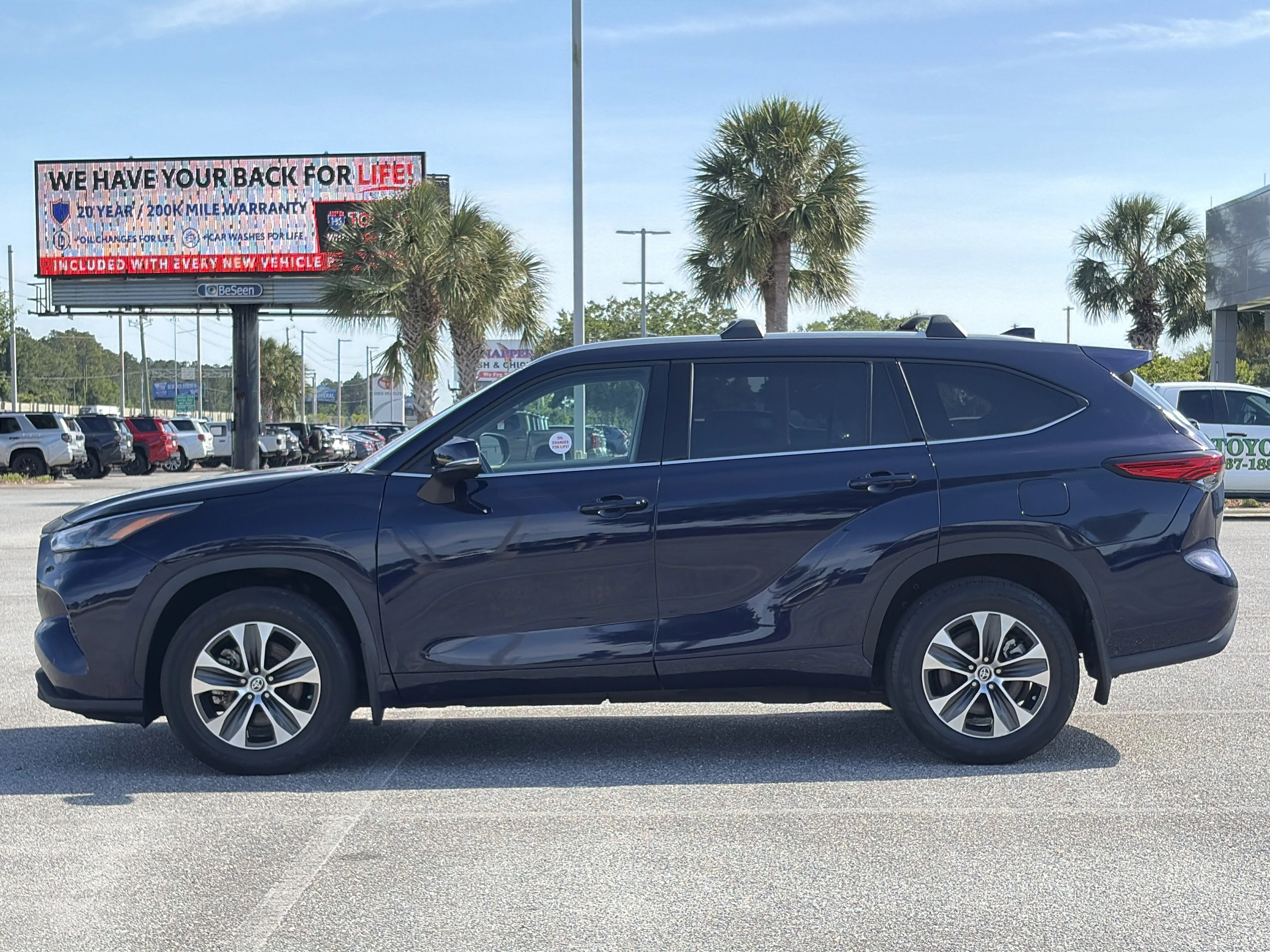 2022 Toyota Highlander XLE - Photo 28