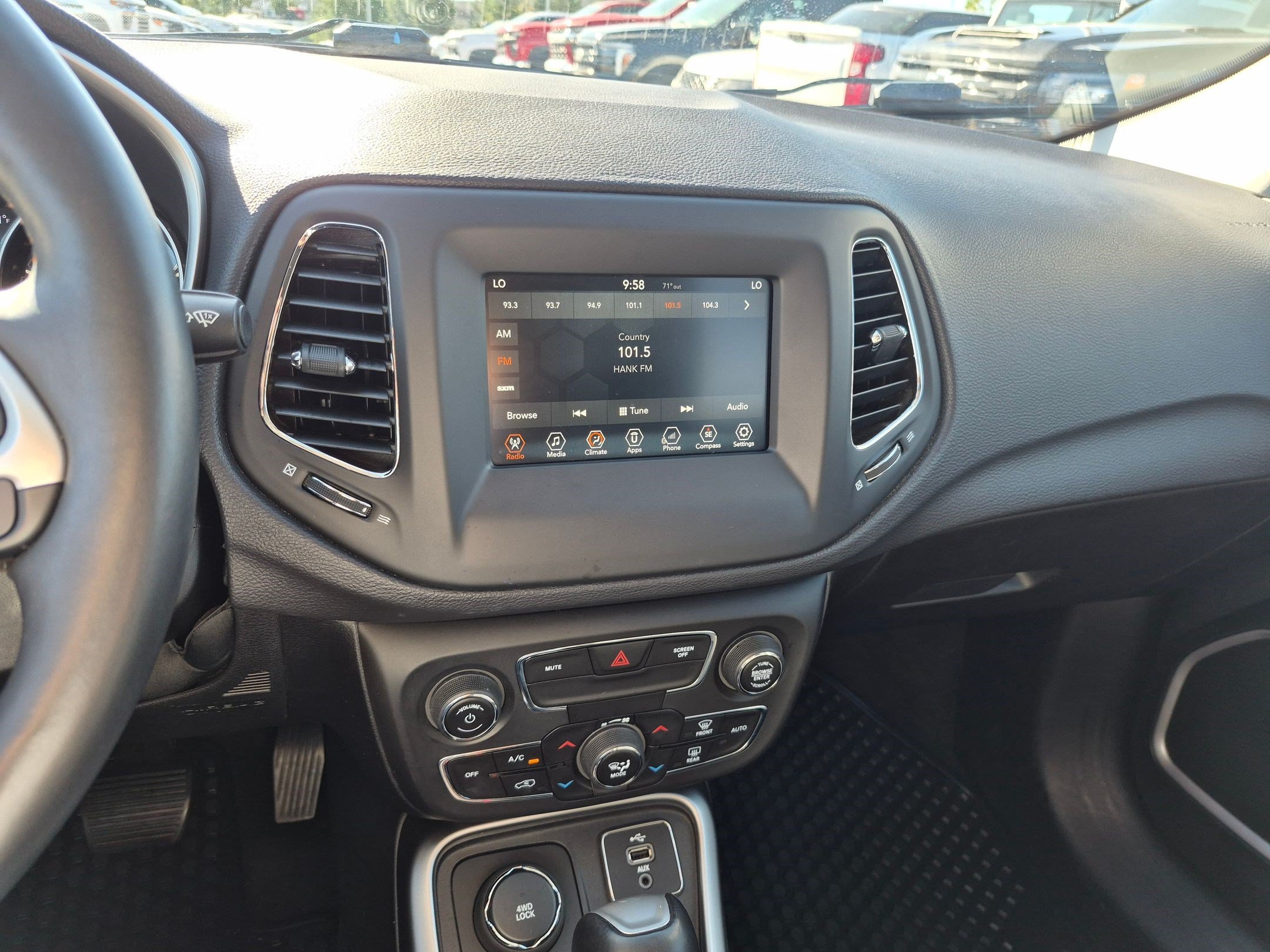 Used 2018 Granite Crystal Metallic Clearcoat Jeep Latitude image 23
