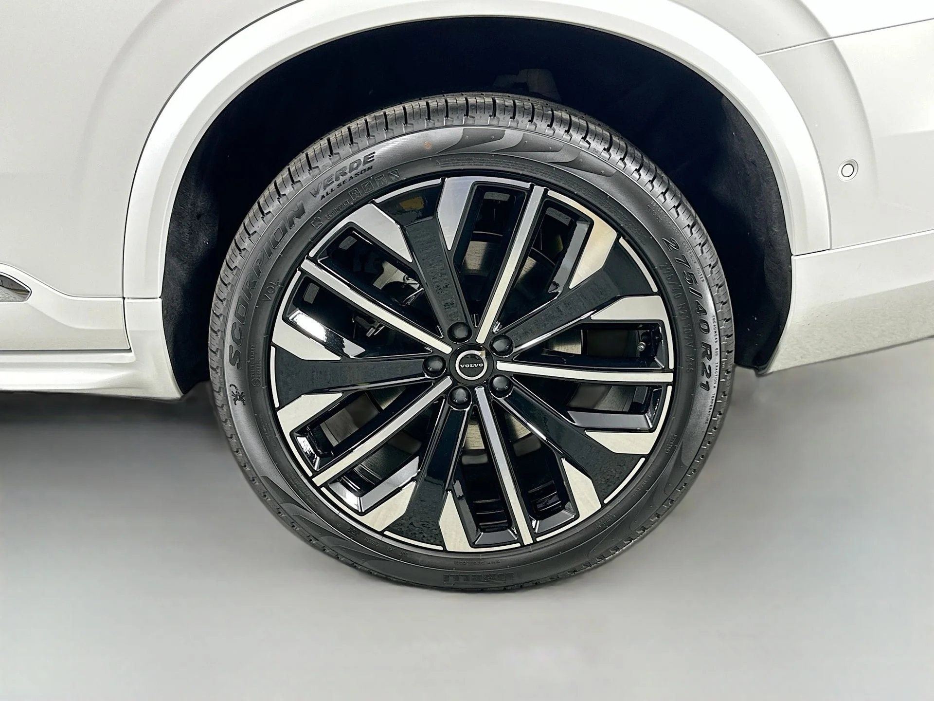 New 2026 Crystal White Volvo Plus image 33