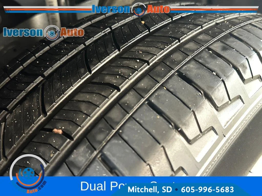Used 2023 Diamond Black Crystal Pearlcoat Jeep Limited image 13