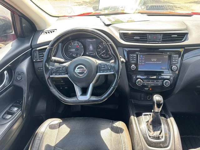 Used 2017 Red Nissan SL image 18