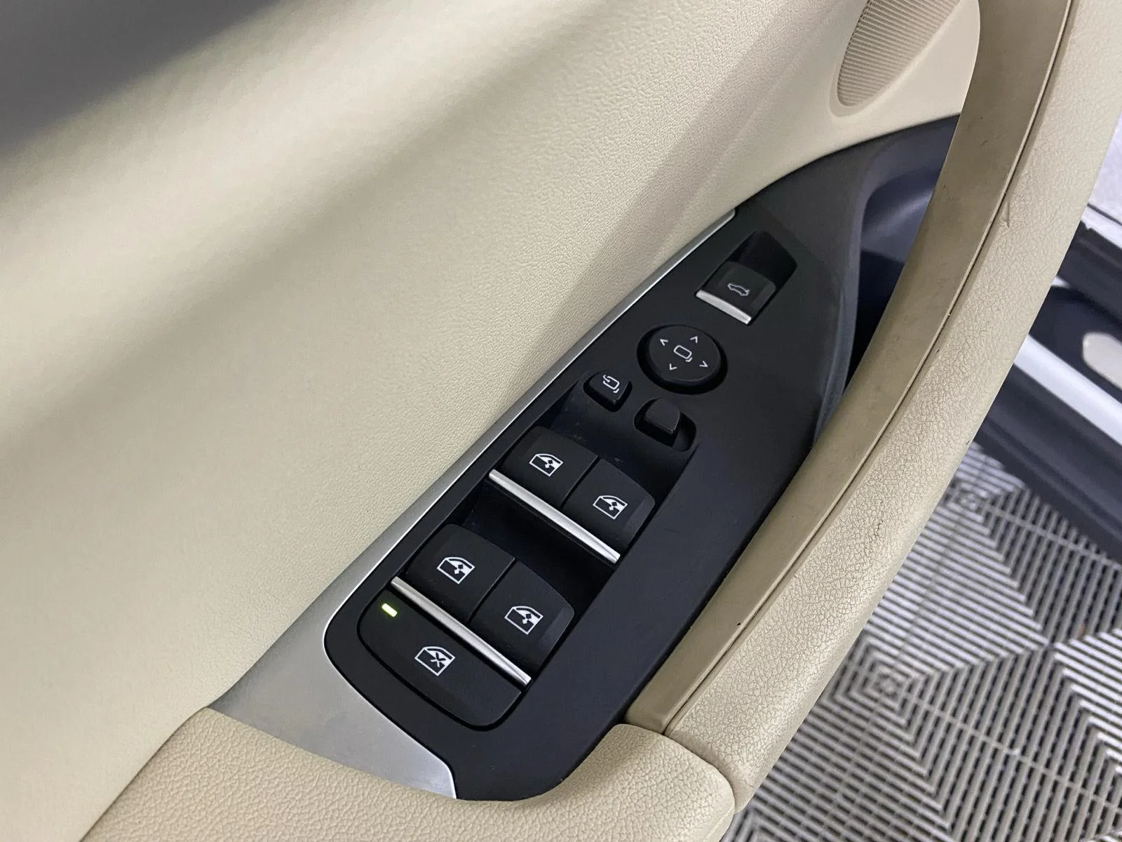 Used 2018 Alpine White BMW xDrive30i image 19
