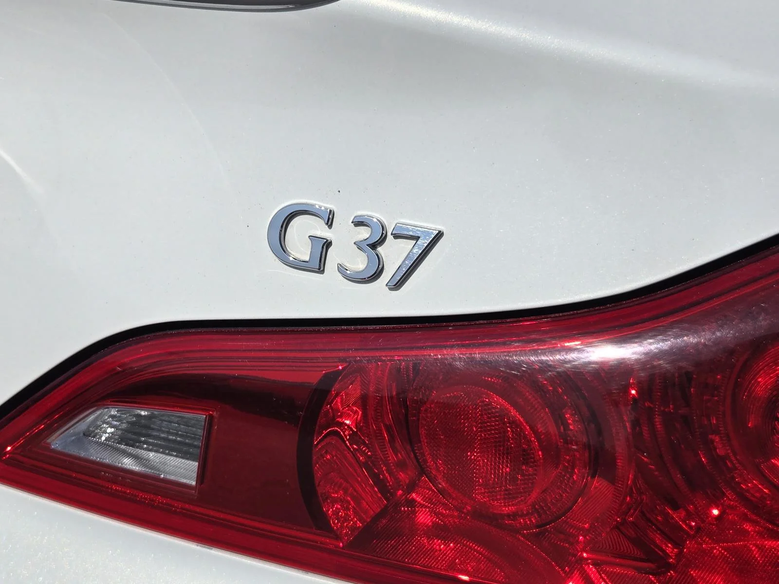 Used 2011 Moonlight White INFINITI 2dr Base image 32