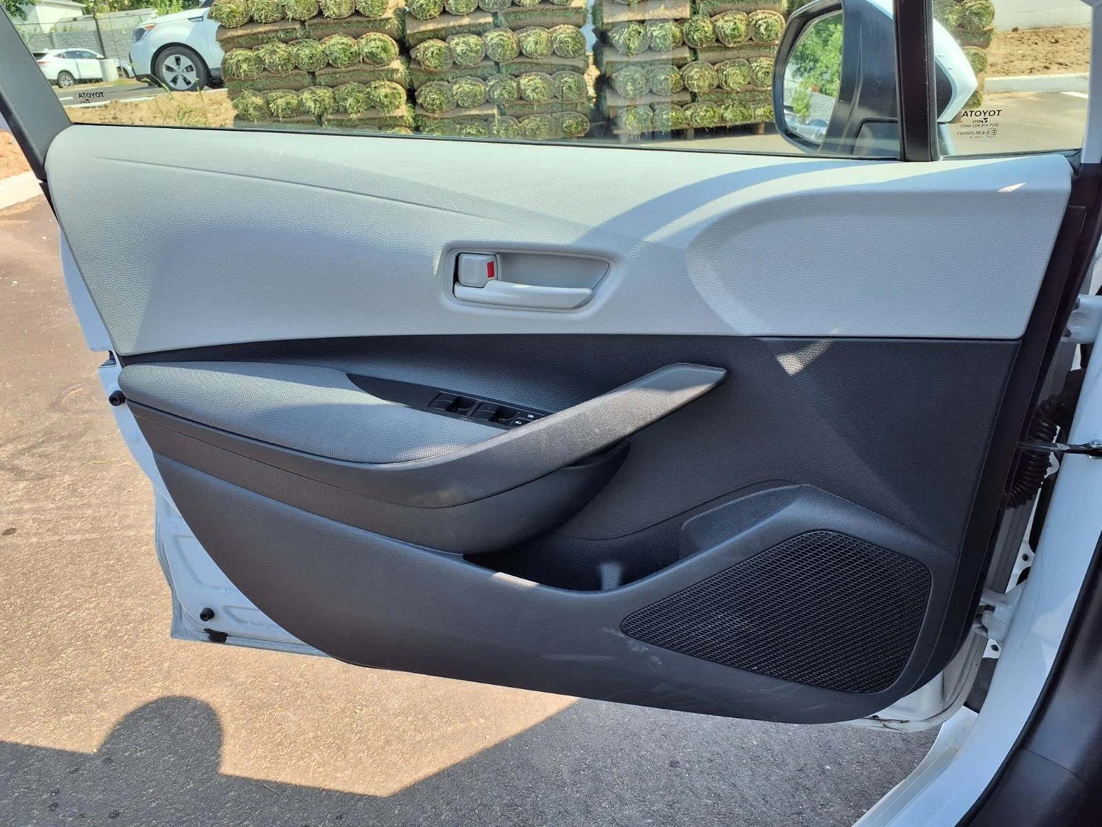 Certified Used 2025 Pearl Toyota LE image 18