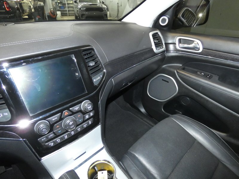 Used 2020 DIAMOND BLACK CRY Jeep 4d SUV 4WD Summit V6 image 13