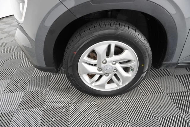 Used 2022 Gray Hyundai SE image 16