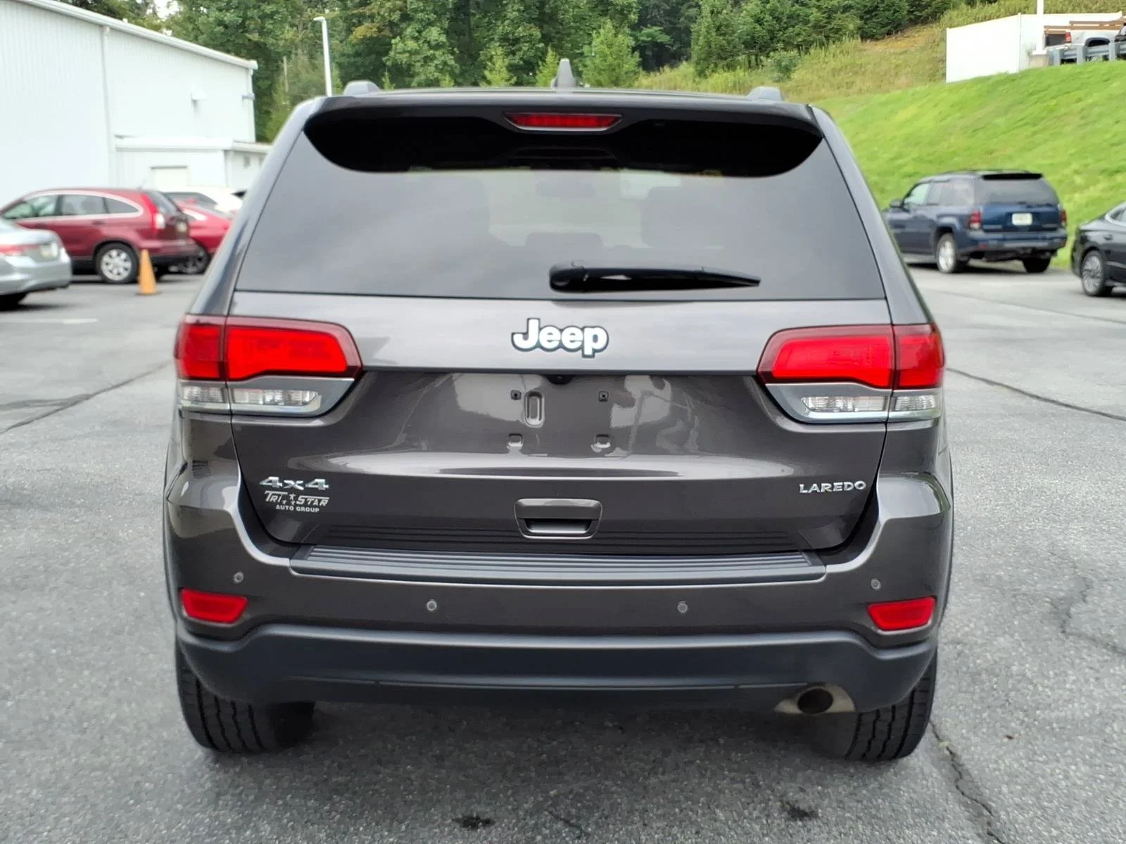 Used 2021 Granite Crystal Metallic Clearcoat Jeep Laredo E image 5