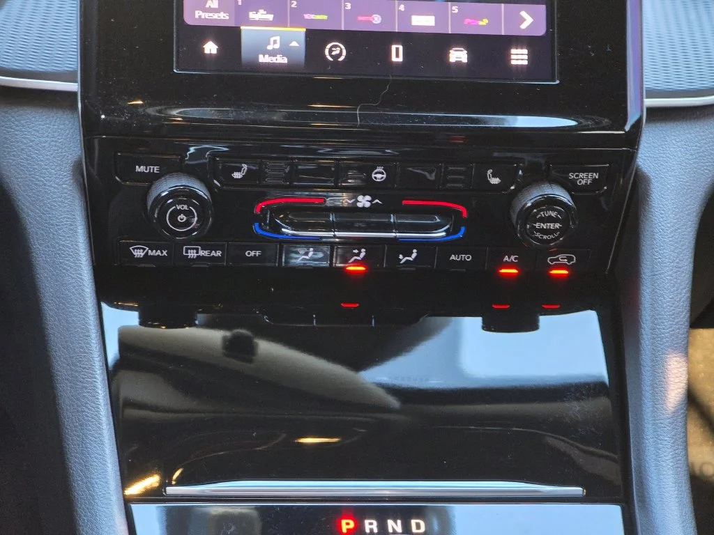 Used 2024 White Jeep Altitude image 36