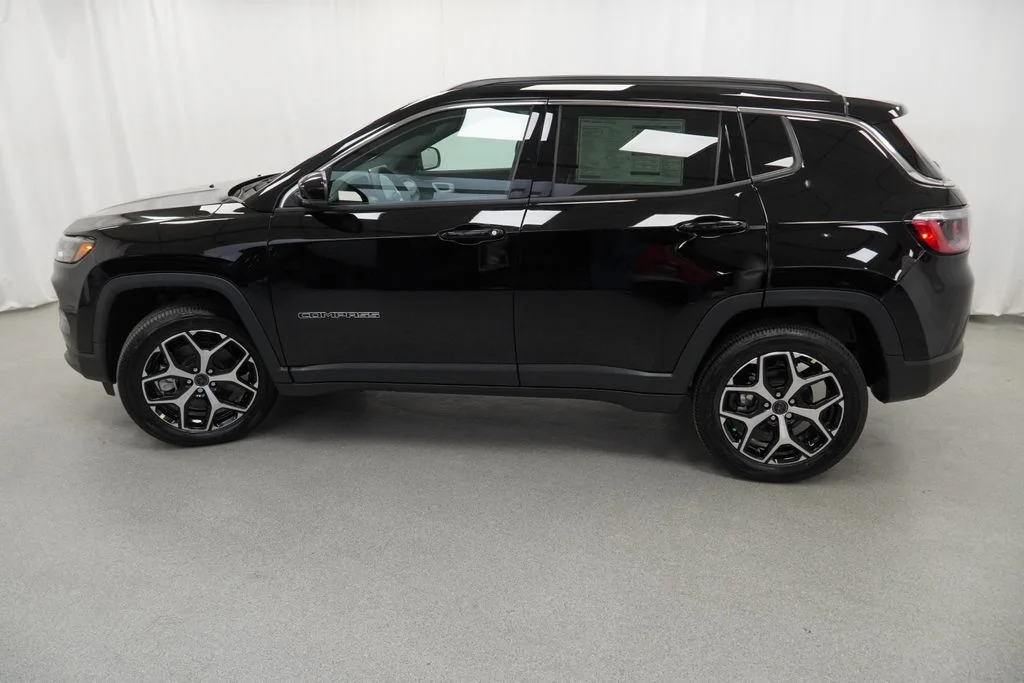New 2026 Diamond Black Crystal Pearl-Coat Exterior Paint Jeep Limited image 14