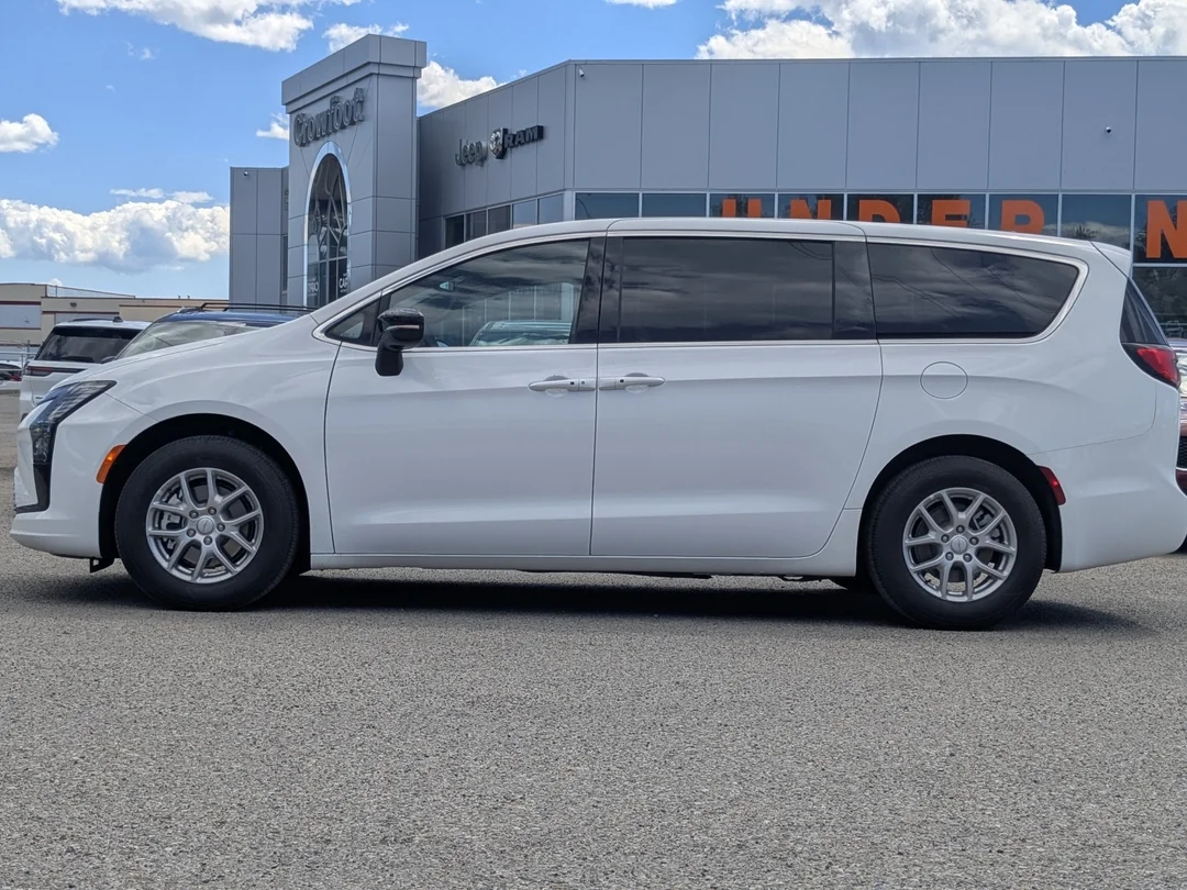 New 2027 White Chrysler Select - - FWD - Stow n Go Seating - Remote Start - Adaptive Cruise w/Stop&Go & More! image 5