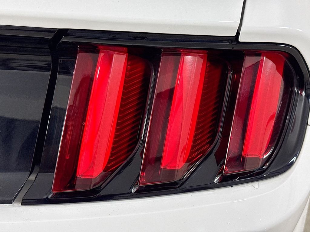 Used 2016 Oxford White Ford GT Premium image 32