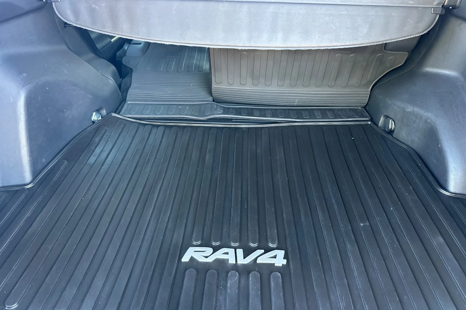 2022 Toyota RAV4 LE - Photo 21