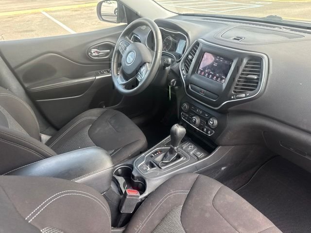 Used 2019 Silver Jeep Latitude image 25