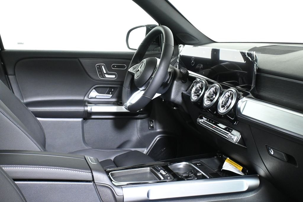 Used 2026 Night Black Mercedes-Benz GLB 250 image 32