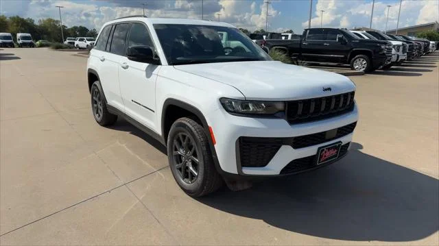 New 2027 Bright White Clear-Coat Paint Jeep Laredo Altitude image 3