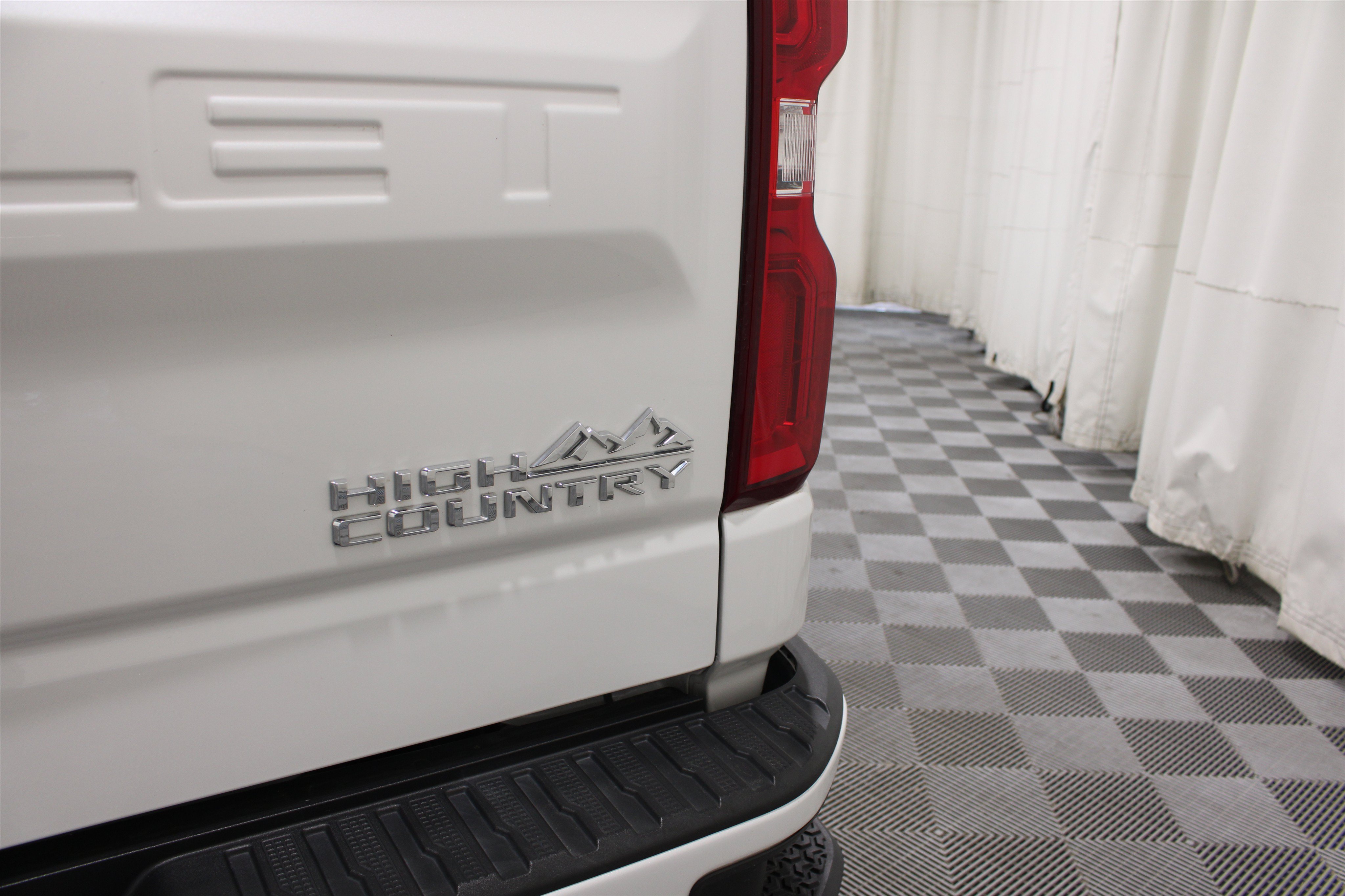 Used 2020 Iridescent Pearl Tricoat Chevrolet High Country image 28