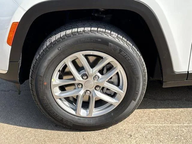 New 2026 Bright White Clear-Coat Exterior Paint Jeep Laredo X image 15
