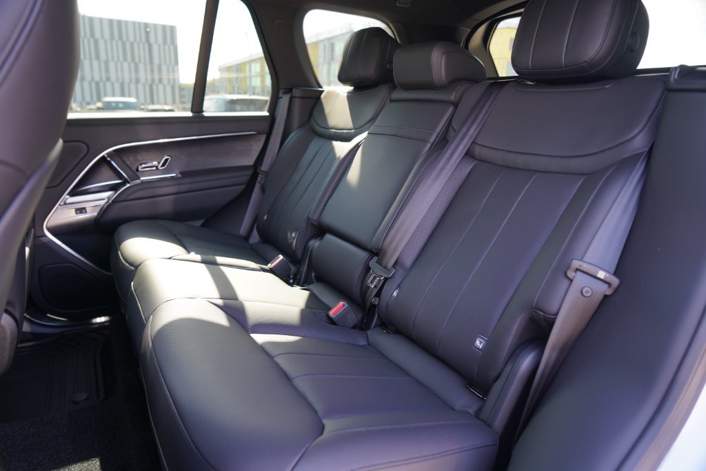 New 2027 Fuji White Land Rover SE image 22