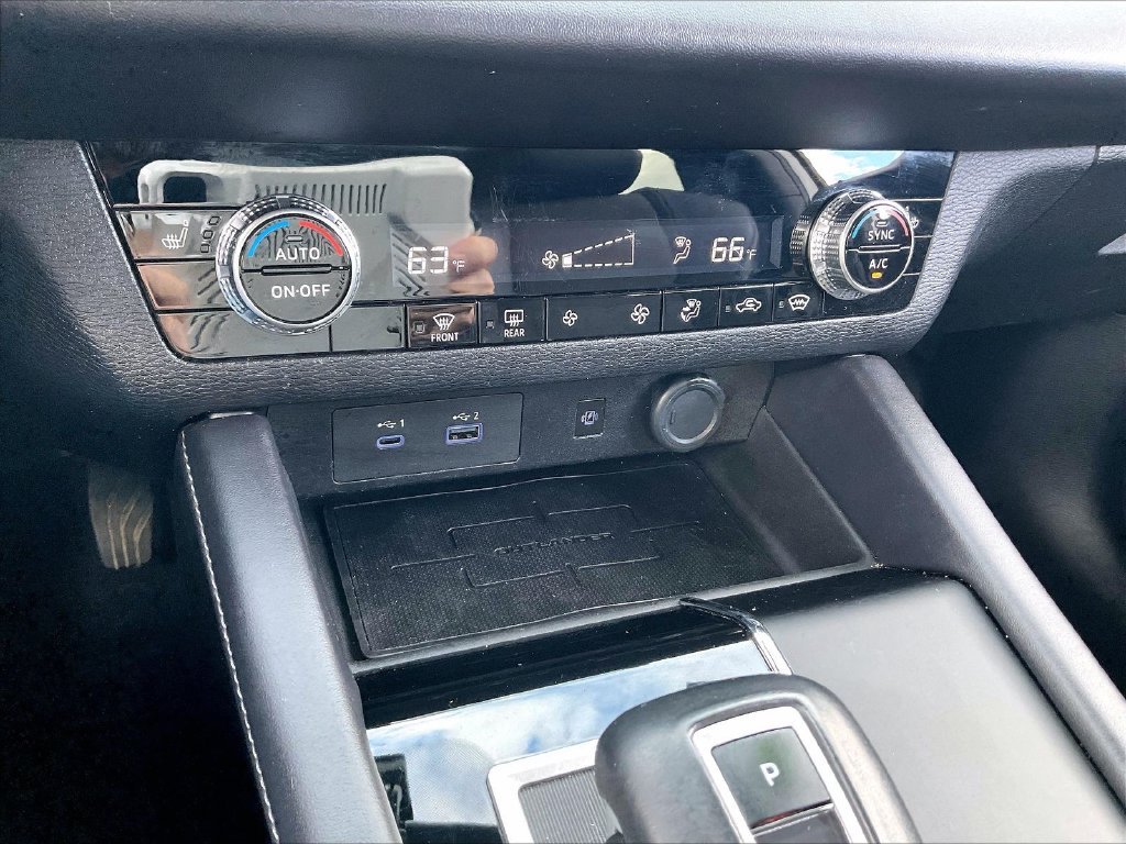 Used 2024 Silver Mitsubishi SE image 25