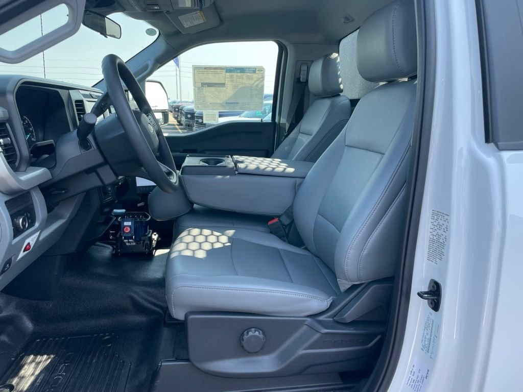 2025 Ford F-550 Super Duty Chassis Cab XL - Photo 7
