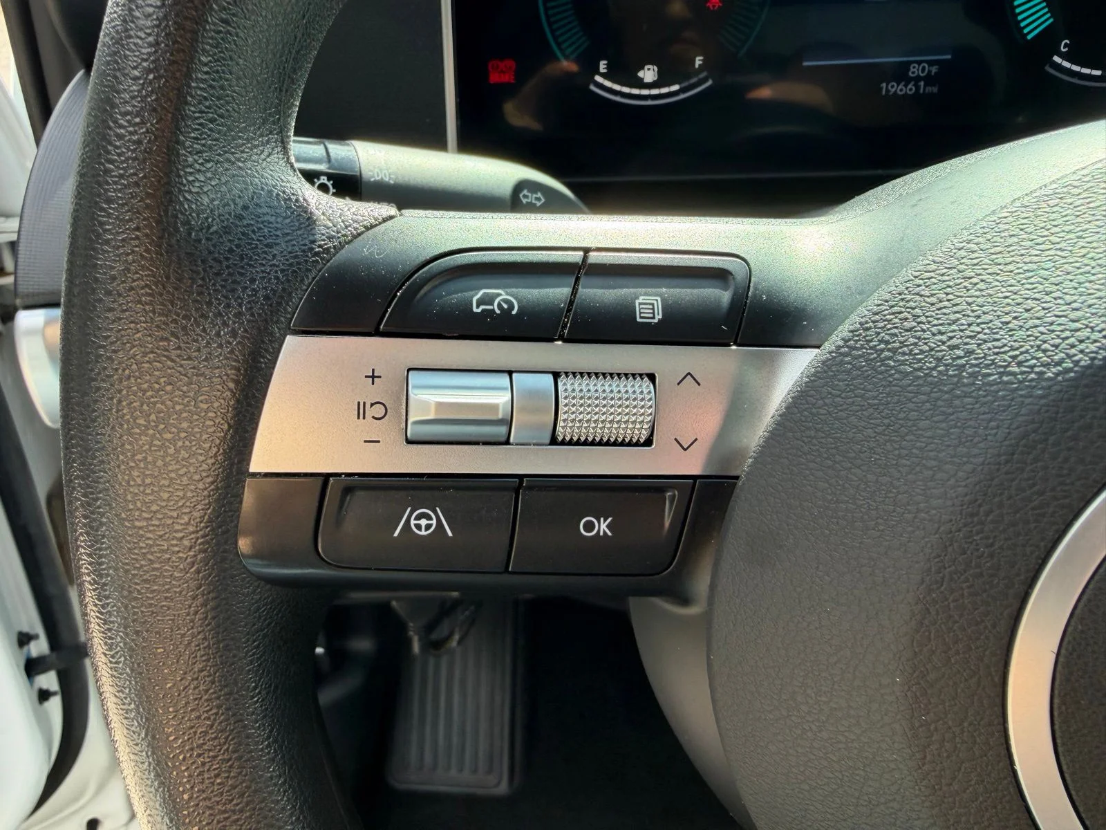 Used 2025 White Hyundai SEL image 15