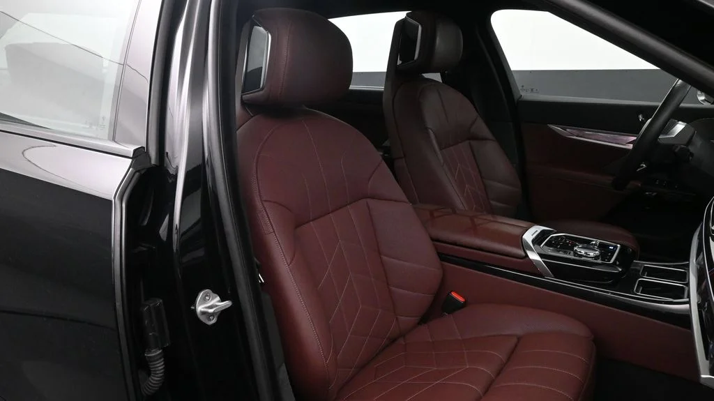 2025 BMW i7 50 - Photo 17