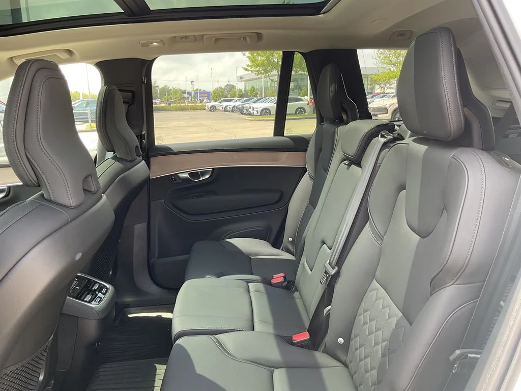 New 2026 White Volvo B6 Plus 7-Seater image 15