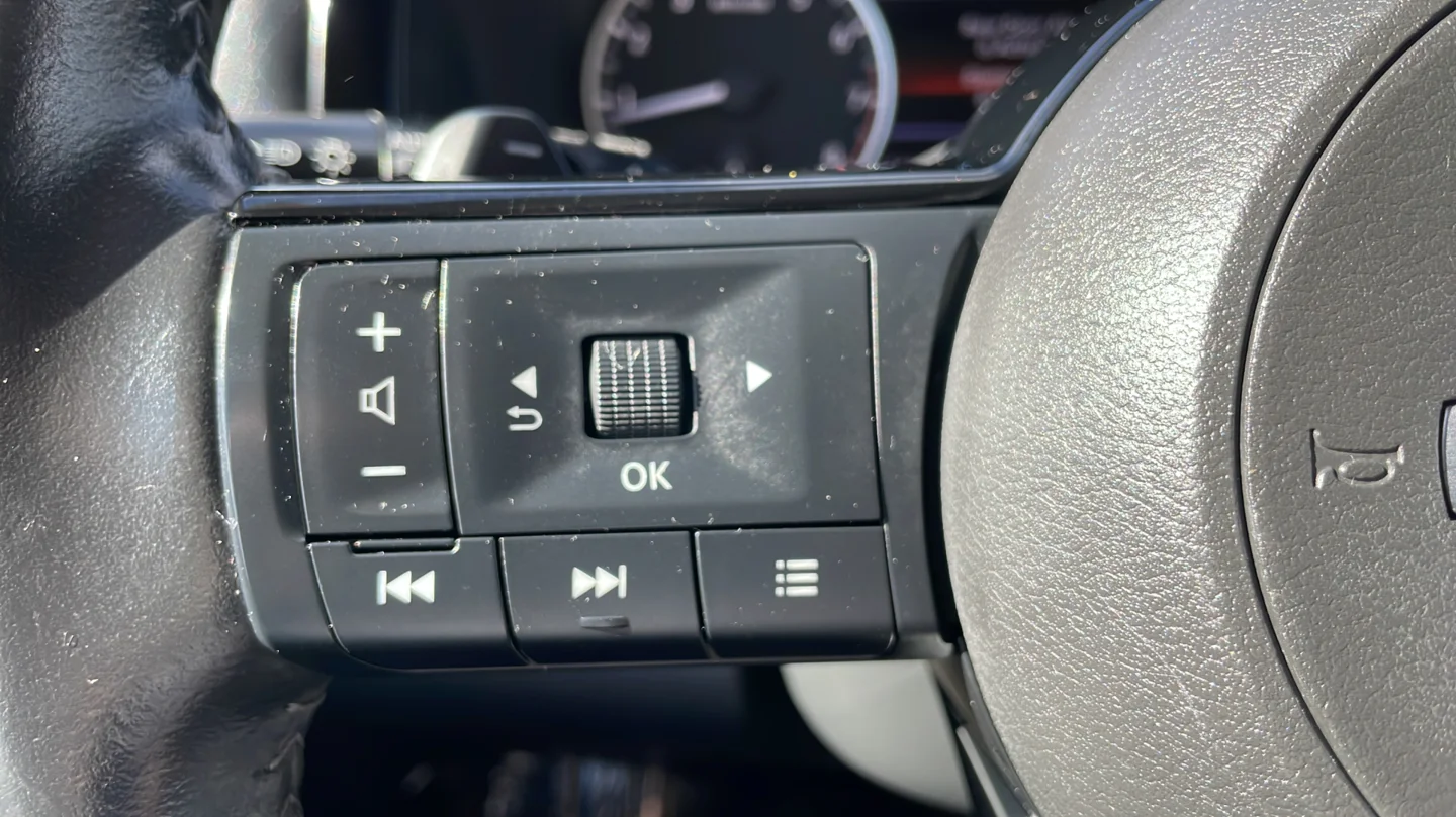 Used 2022 White Nissan SL image 28