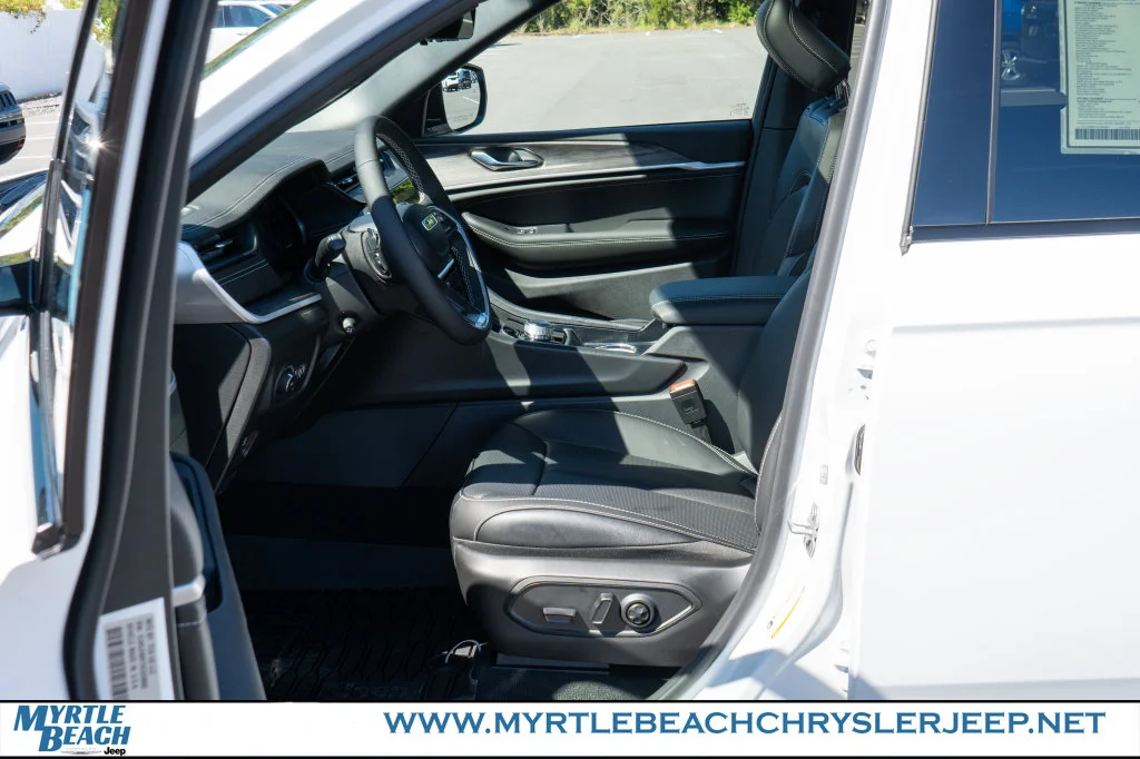 New 2027 Bright White Clear-Coat Paint Jeep Limited image 17