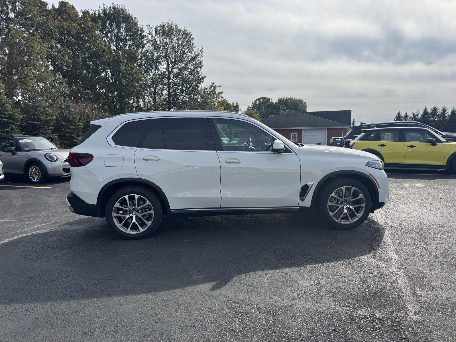 New 2026 Alpine White BMW xDrive40i image 2