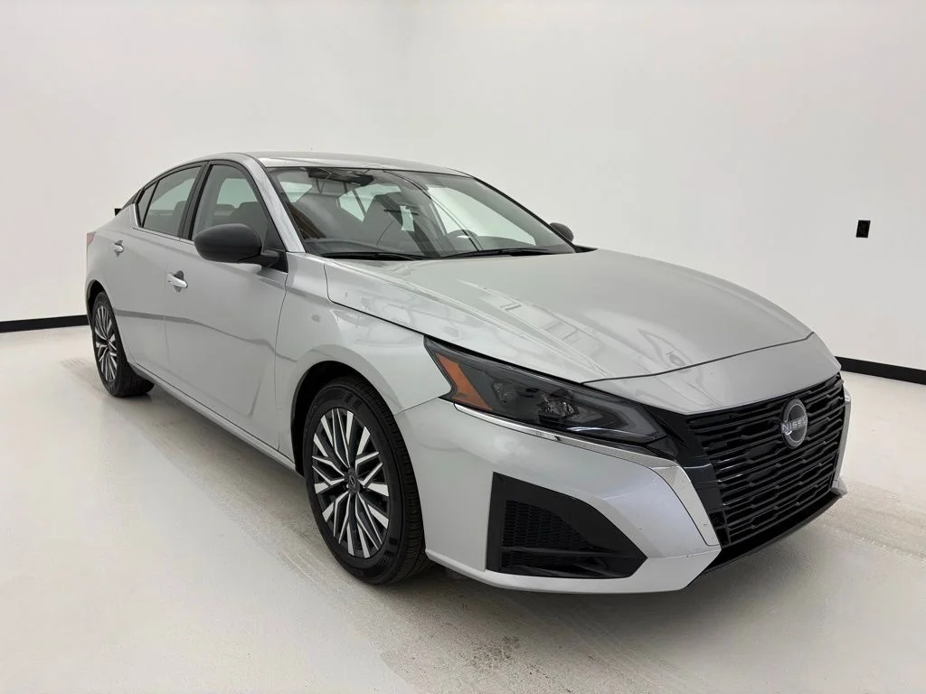 Used 2025 Silver Nissan 2.5 SV image 10