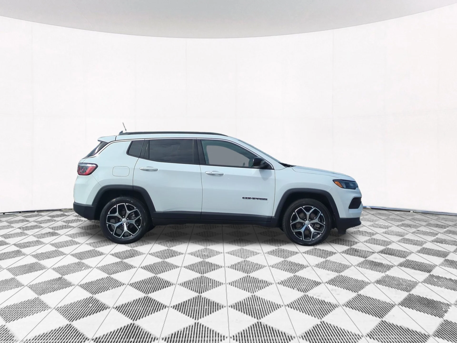 Used 2024  Jeep Latitude image 23