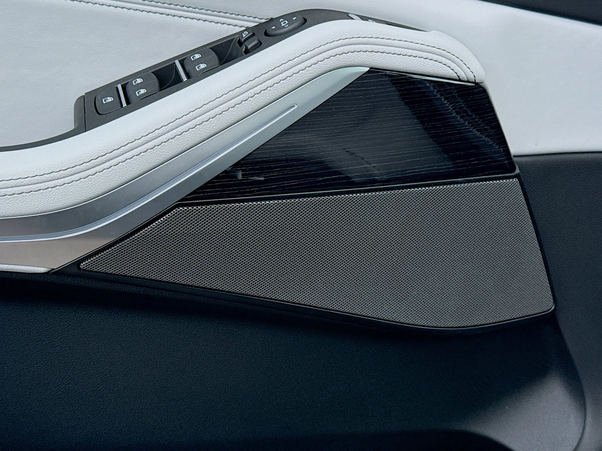 New 2026 Carbon Black Metallic BMW xDrive40i image 24
