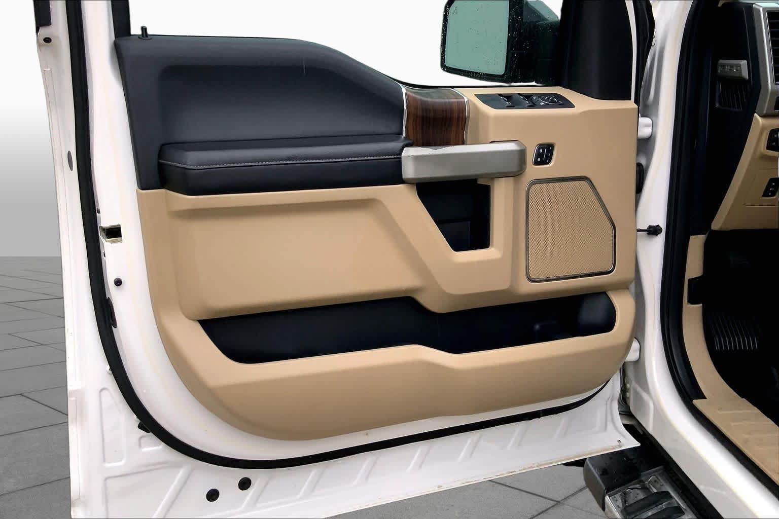 Used 2017 White Platinum Metallic Tri-Coat Ford Lariat image 19
